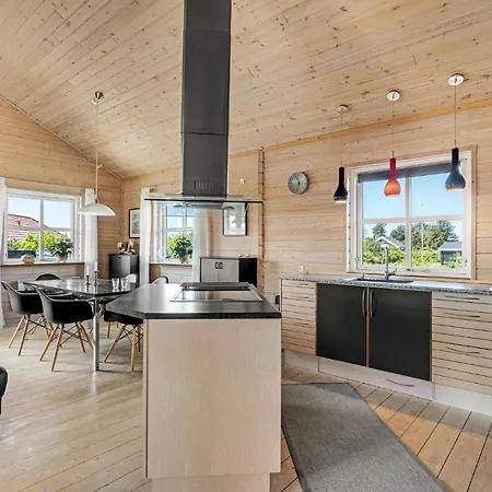 2 Bedroom Amazing In Prázdninový dům Skjern